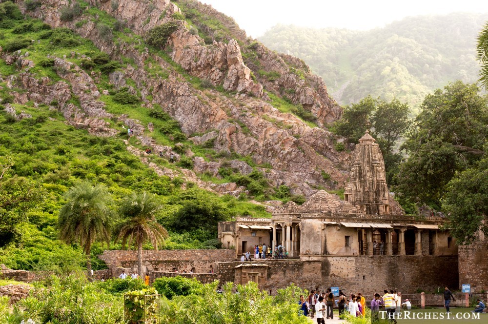 Pháo đài Bhangarh ở Bhangarh, Ấn Độ được cho là bị ma ám nặng bởi lời nguyền của một phù thủy hắc ám. Phù thủy đó đã nguyền rủa những người sống ở địa danh ma ám này sẽ chết một cách bất thường và linh hồn họ sẽ không được siêu thoát, vất vưởng ở pháo đài Bhangarh.